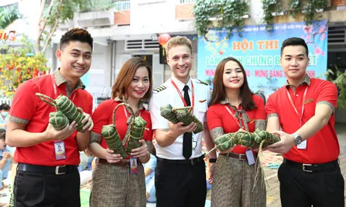 Được biết, Henri Finckenberg, người Phần Lan, là phi công của hãng hàng không Vietjet đã cùng các đồng nghiệp của mình tự tay học và gói bánh tét dành tặng các em nhỏ cơ nhỡ, có hoàn cảnh khó khăn tại Trung tâm Bảo trợ Trẻ tàn tật mồ côi Thị Nghè (TPHCM). Dù có vợ là người Việt Nam nhưng đây là lần đầu tiên Henri Finckenberg tự học và gói món bánh tét ngày Tết đặc trưng của người Nam bộ. Henri tiết lộ anh đã có một bé gái dễ thương, kháu khỉnh. Không chỉ học gói bánh, Henri rất hứng thú tìm hiểu văn hóa Việt Nam, đặc biệt là văn hóa Tết. Chàng phi công điển trai, rất yêu trẻ con này còn cùng các thầy cô của Trung tâm đã đưa các em nhỏ đến vui chơi, đón tết tại hội xuân Tao Đàn. Nét dễ thương, thân thiện của anh chàng ngay lập tức gây chú ý với nhiều du khách tại đây. Phi công Henri luôn được các em nhỏ rất mực yêu mến Henri cùng các đồng nghiệp đã có khoảng thời gian vui vẻ và ý nghĩa bên cạnh những hoàn cảnh kém may mắn khi những ngày Tết đang đến thật gần. “Tôi luôn mong rằng mọi trẻ em trên thế giới đều được quan tâm, chăm sóc, được học hành và có một tương lai tốt đẹp”, phi công Henri xúc động chia sẻ. Được biết, Henri Finckenberg, người Phần Lan, là phi công của hãng hàng không Vietjet đã cùng các đồng nghiệp của mình tự tay học và gói bánh tét dành tặng các em nhỏ cơ nhỡ, có hoàn cảnh khó khăn tại Trung tâm Bảo trợ Trẻ tàn tật mồ côi Thị Nghè (TPHCM). Dù có vợ là người Việt Nam nhưng đây là lần đầu tiên Henri Finckenberg tự học và gói món bánh tét ngày Tết đặc trưng của người Nam bộ. Henri tiết lộ anh đã có một bé gái dễ thương, kháu khỉnh. Không chỉ học gói bánh, Henri rất hứng thú tìm hiểu văn hóa Việt Nam, đặc biệt là văn hóa Tết. Chàng phi công điển trai, rất yêu trẻ con này còn cùng các thầy cô của Trung tâm đã đưa các em nhỏ đến vui chơi, đón tết tại hội xuân Tao Đàn. Nét dễ thương, thân thiện của anh chàng ngay lập tức gây chú ý với nhiều du khách tại đây. Phi công Henri luôn được các em nhỏ rất mực yêu mến Henri cùng các đồng nghiệp đã có khoảng thời gian vui vẻ và ý nghĩa bên cạnh những hoàn cảnh kém may mắn khi những ngày Tết đang đến thật gần. “Tôi luôn mong rằng mọi trẻ em trên thế giới đều được quan tâm, chăm sóc, được học hành và có một tương lai tốt đẹp”, phi công Henri xúc động chia sẻ.