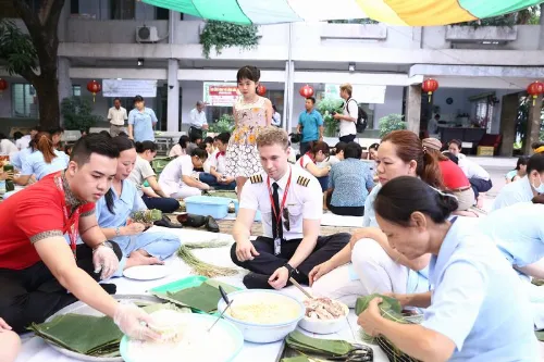 Được biết, Henri Finckenberg, người Phần Lan, là phi công của hãng hàng không Vietjet đã cùng các đồng nghiệp của mình tự tay học và gói bánh tét dành tặng các em nhỏ cơ nhỡ, có hoàn cảnh khó khăn tại Trung tâm Bảo trợ Trẻ tàn tật mồ côi Thị Nghè (TPHCM). Dù có vợ là người Việt Nam nhưng đây là lần đầu tiên Henri Finckenberg tự học và gói món bánh tét ngày Tết đặc trưng của người Nam bộ. Henri tiết lộ anh đã có một bé gái dễ thương, kháu khỉnh. Không chỉ học gói bánh, Henri rất hứng thú tìm hiểu văn hóa Việt Nam, đặc biệt là văn hóa Tết. Chàng phi công điển trai, rất yêu trẻ con này còn cùng các thầy cô của Trung tâm đã đưa các em nhỏ đến vui chơi, đón tết tại hội xuân Tao Đàn. Nét dễ thương, thân thiện của anh chàng ngay lập tức gây chú ý với nhiều du khách tại đây. Phi công Henri luôn được các em nhỏ rất mực yêu mến Henri cùng các đồng nghiệp đã có khoảng thời gian vui vẻ và ý nghĩa bên cạnh những hoàn cảnh kém may mắn khi những ngày Tết đang đến thật gần. “Tôi luôn mong rằng mọi trẻ em trên thế giới đều được quan tâm, chăm sóc, được học hành và có một tương lai tốt đẹp”, phi công Henri xúc động chia sẻ.