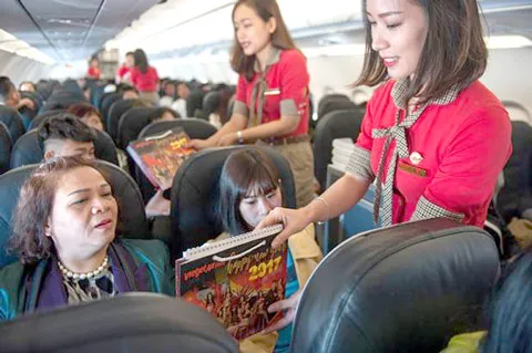 Hành khách trên tàu bay đã rất bất ngờ với màn trình diễn ảo thuật thú vị cùng nhiều quà tặng xinh xắn. Không chỉ thưởng thức những màn trình diễn ảo thuật hấp dẫn, các hành khách may mắn là chị Nguyễn Hà Linh Chi (Phú Thọ) và chị Đỗ Thị Kim Oanh (Hậu Giang) còn nhận được vé máy bay khứ hồi nội địa của Vietjet khi tham gia phần rút thăm trúng thưởng. Các tiếp viên xinh đẹp cũng gửi tặng hành khách bộ lịch Bikini Vietjet nóng bỏng thay lời chúc một năm mới hạnh phúc, an lành. Vẫn còn 6 giải thưởng tuần là 6 chỉ vàng 9999 và nhiều vé máy bay khứ hồi miễn phí cùng giải đặc biệt máy bay vàng nguyên ký đang chờ đợi các chủ nhân may mắn.