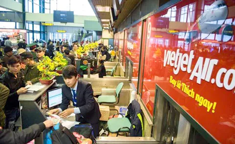 Hành khách trên tàu bay đã rất bất ngờ với màn trình diễn ảo thuật thú vị cùng nhiều quà tặng xinh xắn. Không chỉ thưởng thức những màn trình diễn ảo thuật hấp dẫn, các hành khách may mắn là chị Nguyễn Hà Linh Chi (Phú Thọ) và chị Đỗ Thị Kim Oanh (Hậu Giang) còn nhận được vé máy bay khứ hồi nội địa của Vietjet khi tham gia phần rút thăm trúng thưởng. Các tiếp viên xinh đẹp cũng gửi tặng hành khách bộ lịch Bikini Vietjet nóng bỏng thay lời chúc một năm mới hạnh phúc, an lành. Vẫn còn 6 giải thưởng tuần là 6 chỉ vàng 9999 và nhiều vé máy bay khứ hồi miễn phí cùng giải đặc biệt máy bay vàng nguyên ký đang chờ đợi các chủ nhân may mắn.