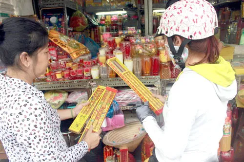Khách mua hương đèn, vàng mã cúng rằm tháng Giêng tại chợ Bà Chiểu.