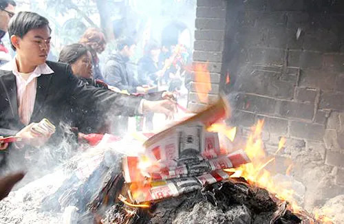 Hàng năm người dân cả nước lãng phí hàng tỷ đồng cho việc đốt vàng mã.