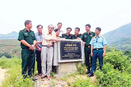 Ngã ba sông Hồng và suối Lũng Pô tạo cảm xúc cho Dương Soái viết bài thơ “Gửi em ở cuối sông Hồng”.