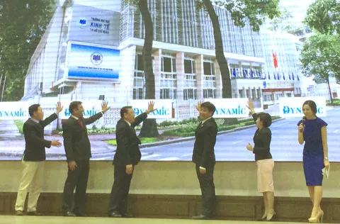 Đại diện Trường ĐH Kinh tế TPHCM và Công ty Suntory Pepsico khởi động cuộc thi Dynamic.