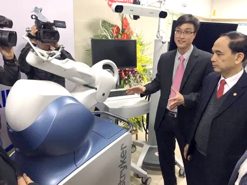 Bác sĩ Hoàng Gia Du, trưởng khoa phẫu thuật chỉnh hình và cột sống, Bệnh viện Bạch Mai, đang giới thiệu hệ thống robot hỗ trợ phẫu thuật.