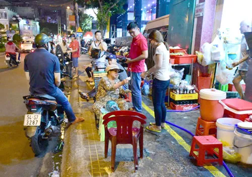 Một hộ kinh doanh trên đường Phan Xích Long, quận Phú Nhuận lấn chiếm vỉa hè để buôn bán tối 2-3.