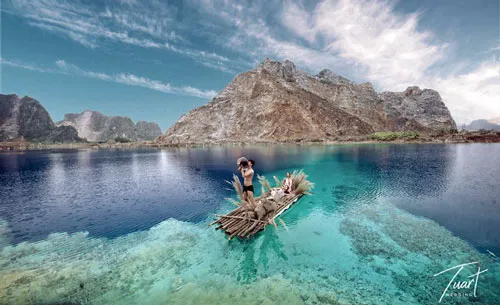 Bất chấp những cảnh báo cấm, nhóm thanh niên vẫn tự ý sử dụng bè mảng ra khu vực lòng hồ "tuyệt tình cốc" ở xã An Sơn, huyện Thủy Nguyên ghi hình. Bất chấp những cảnh báo cấm, nhóm thanh niên vẫn tự ý sử dụng bè mảng ra khu vực lòng hồ "tuyệt tình cốc" ở xã An Sơn, huyện Thủy Nguyên ghi hình.