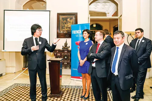 Ông Jean-Vincent Place (trái) trao đổi tại diễn đàn French Tech Việt Nam.