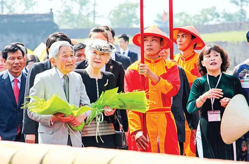 Nhà vua và Hoàng hậu bắt đầu thăm Đại nội Huế vào khoảng hơn 10h. Nhà vua và Hoàng hậu được đón tiếp ngay tại cổng Ngọ Môn với nghi thức cao nhất, gồm lính mang lọng, trong tiếng lễ nhạc. Ảnh: Võ Thạnh Nhà vua và Hoàng hậu bắt đầu thăm Đại nội Huế vào khoảng hơn 10h. Nhà vua và Hoàng hậu được đón tiếp ngay tại cổng Ngọ Môn với nghi thức cao nhất, gồm lính mang lọng, trong tiếng lễ nhạc. Ảnh: Võ Thạnh