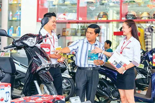 Nhân viên HD Saison tư vấn cho khách hàng vay tiêu dùng mua xe máy trả góp.