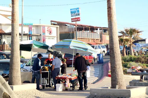Dân lao động Mexico dọc biên giới Hoa Kỳ bán hàng rong mưu sinh. Ảnh: LÊ DUYÊN