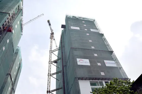 Tháp B Khu phức hợp The GoldView chuẩn bị cất nóc vào ngày 12-3-2017.