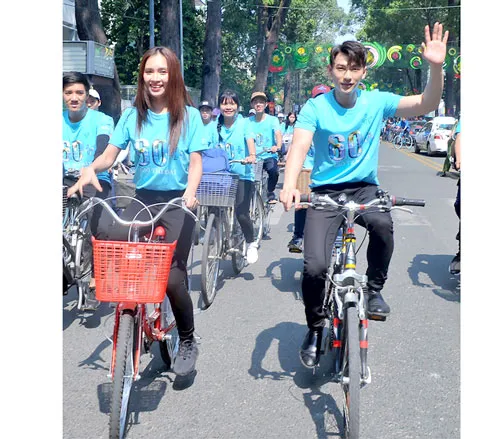 Hai đại sứ Giờ Trái đất 2017 tại TPHCM đạp xe trên đường phát động chương trình.