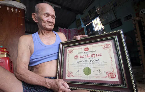 Cụ Nguyễn Đường (90 tuổi) được tổ chức kỷ lục Việt Nam cấp chứng nhận: ”Người gánh nước thuê trong thời gian dài nhất Việt Nam”