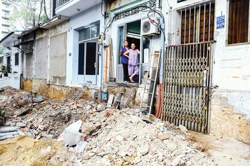 Vẫn còn nhiều người chạy xe trên vỉa hè đường Nguyễn Thị Minh Khai, quận 1. Lực lượng chức năng quận 8 ra quân làm sạch vỉa hè. Vỉa hè đường Tôn Thất Đạm, quận 1 thông thoáng hơn. Người dân trên đường Chu Mạnh Trinh, phường Bến Nghé, quận 1 tự tháo gỡ trả lại vỉa hè. Người dân tập thể dục trong không gian thoáng đãng trên vỉa hè đường Nguyễn Du. Người dân đồng thuận với chủ trương đòi lại vỉa hè của chính quyền TP.