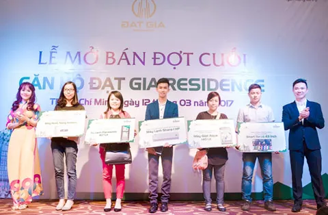 Ông Lê Dương Thế Hùng - TGĐ Công ty Gia Phát trao quà cho các chủ nhân may mắn