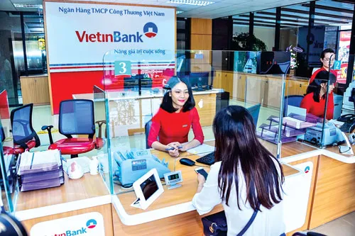 Khách hàng giao dịch tại VietinBank.