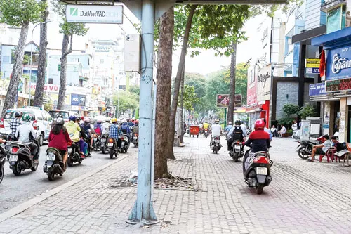 Vẫn còn nhiều người chạy xe trên vỉa hè đường Nguyễn Thị Minh Khai, quận 1. Lực lượng chức năng quận 8 ra quân làm sạch vỉa hè. Vỉa hè đường Tôn Thất Đạm, quận 1 thông thoáng hơn. Người dân trên đường Chu Mạnh Trinh, phường Bến Nghé, quận 1 tự tháo gỡ trả lại vỉa hè. Người dân tập thể dục trong không gian thoáng đãng trên vỉa hè đường Nguyễn Du. Người dân đồng thuận với chủ trương đòi lại vỉa hè của chính quyền TP.