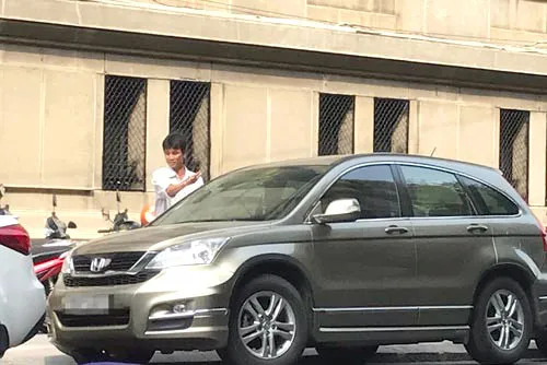 “Ông chủ” lòng đường Nguyễn Văn Cường (SN 1972) đang “cai quản” trên đường Tôn Thất Đạm.