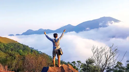 Ruộng bậc thang ở Bình Liêu hoang sơ, thoai thoải khác biệt với ruộng bậc thang Tây Bắc. “Sống lưng khủng long”-một đỉnh núi nổi tiếng có rất nhiều người muốn chinh phục ở Bình Liêu. Những cung đường như sợi chỉ men theo các dải núi trùng điệp dọc biên giới. Đồi tình yêu nằm trên cột mốc biên giới 1300 vào cuối thu đầu đông cỏ lau đã úa màu ngả vàng. Biển mây bồng bềnh ở mảnh đất Bình Liêu. Phụ nữ Dao Thanh Phán với chiếc mũ cao 40cm màu đỏ hoa văn sặc sỡ.