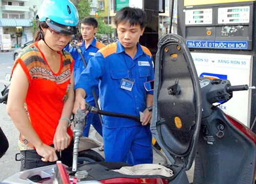 Giá bán lẻ mỗi lít xăng RON 92 từ 15 giờ chiều 21-3 sẽ không cao hơn 17.314 đồng. Giá bán lẻ mỗi lít xăng RON 92 từ 15 giờ chiều 21-3 sẽ không cao hơn 17.314 đồng.