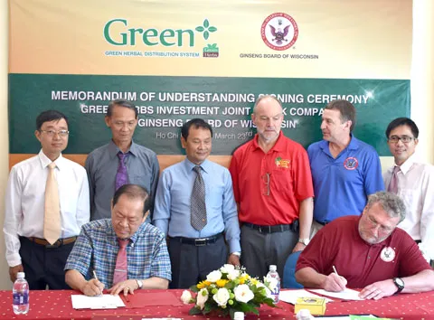 Ông Đặng Đức Thành, Chủ tịch HĐQT Green+, và ông Ron Krautkramer, Chủ tịch Hội đồng Sâm Wisconsin Hoa Kỳ ký kết hợp tác. Ông Đặng Đức Thành, Chủ tịch HĐQT Green+, và ông Ron Krautkramer, Chủ tịch Hội đồng Sâm Wisconsin Hoa Kỳ ký kết hợp tác.