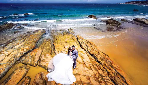 Cảnh đẹp nơi đây làm say đắm rất nhiều nhiếp ảnh gia trên mọi miền đất nước. Mỏm đá nhô lên mặt nước với rong rêu phủ xuống trông giống như hàm cá mập. Tảng đá tròn rong rêu tạo trông giống như đài hoa sen khổng lồ. Nhiều đôi uyên ương tìm đến đây để có một Album cưới kỷ niệm. Đá và rong rêu kết duyên với nhau tạo thành những mảng màu sắc huyền ảo. Tảng đá cao khoảng 3m tạo điểm nhấn cho cả vùng.