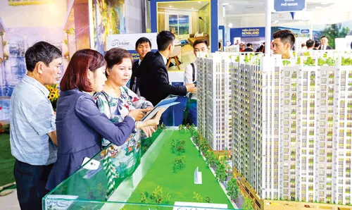 Khách hàng tham quan và tìm hiểu dự án RichStar - mặt tiền đường Hòa Bình, quận Tân Phú của Novaland. Khách hàng tham quan và tìm hiểu dự án RichStar - mặt tiền đường Hòa Bình, quận Tân Phú của Novaland.