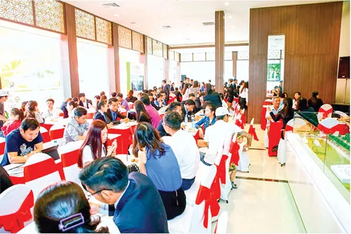 Khách hàng tham quan và tìm hiểu dự án RichStar - mặt tiền đường Hòa Bình, quận Tân Phú của Novaland. Khách hàng tham quan và tìm hiểu dự án RichStar - mặt tiền đường Hòa Bình, quận Tân Phú của Novaland.