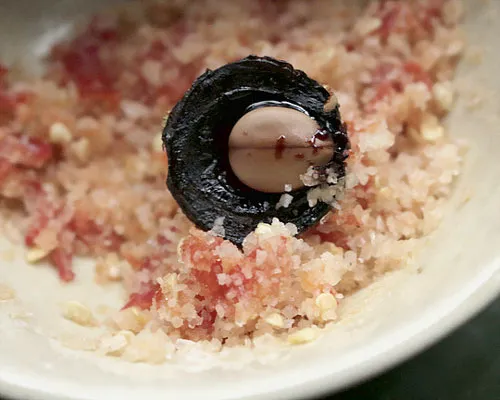 Vị ô môi hòa với vị cay của ớt, mặn của muối rồi lai tạo ra những vị trung gian là chua, chát.