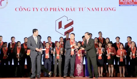 Ông Nguyễn Minh Quang, đại diện CTCPĐT Nam Long lên nhận giải thưởng Thương hiệu mạnh Việt Nam 2017. Ông Nguyễn Minh Quang, đại diện CTCPĐT Nam Long lên nhận giải thưởng Thương hiệu mạnh Việt Nam 2017.