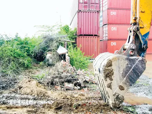Trong quá trình xảy ra tranh chấp, Hàng Hải đã dùng xe cơ giới phá tường rào ranh giới đất. Ảnh: MINH TUẤN