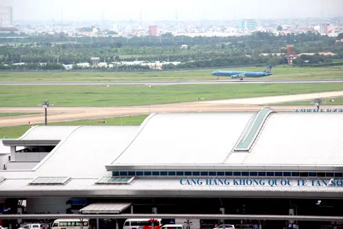 Thời gian gần đây, an toàn hoạt động bay tại sân bay Tân Sơn Nhất bị đe dọa bởi hành vi chiếu đèn laze, thả diều, thả súc vật… liên tục xảy ra. Ảnh: LAN ANH Thời gian gần đây, an toàn hoạt động bay tại sân bay Tân Sơn Nhất bị đe dọa bởi hành vi chiếu đèn laze, thả diều, thả súc vật… liên tục xảy ra. Ảnh: LAN ANH