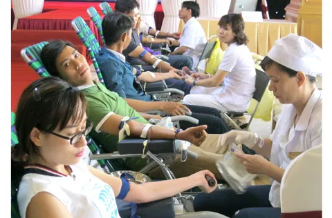 CNV CTCP Đầu tư Long Biên CN TPHCM tham gia hiến máu nhân đạo. CNV CTCP Đầu tư Long Biên CN TPHCM tham gia hiến máu nhân đạo.