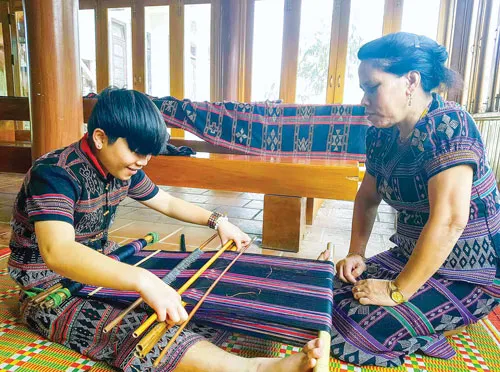 Những tấm zèng đã được các nhà thiết kế biến hóa thành những trang phục hiện đại. Phụ nữ Tà Ôi truyền dạy nghề dệt zèng truyền thống cho con cháu sau giờ tan học. Phụ nữ Tà Ôi dệt zèng. Ngoài việc phục vụ may mặc, zèng còn là chất liệu tốt để có thể thực hiện nhiều sản phẩm như rèm, drap, khăn bàn, khăn ăn, ghế sofa, đèn trang trí... Đồng bào Tà Ôi với trang phục zèng truyền thống tham gia các lễ hội của dân tộc mình.