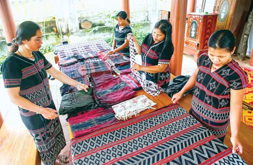 Những tấm zèng đã được các nhà thiết kế biến hóa thành những trang phục hiện đại. Phụ nữ Tà Ôi truyền dạy nghề dệt zèng truyền thống cho con cháu sau giờ tan học. Phụ nữ Tà Ôi dệt zèng. Ngoài việc phục vụ may mặc, zèng còn là chất liệu tốt để có thể thực hiện nhiều sản phẩm như rèm, drap, khăn bàn, khăn ăn, ghế sofa, đèn trang trí... Đồng bào Tà Ôi với trang phục zèng truyền thống tham gia các lễ hội của dân tộc mình.