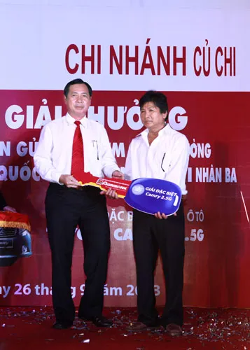 Ông TIết Văn Thành, Phó TGĐ kiêm Trưởng VPĐD Agribank phía Nam trao giải đặc biệt cho khách hàng may mắn.