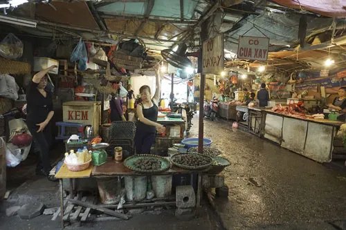 Các buổi tập aerobic thường bắt đầu lúc 11h, lúc này người vào chợ mua hàng đã vãn.