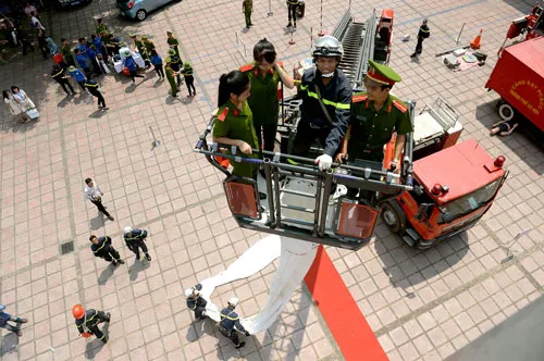 Xe thang có ống trượt xoắn dùng để thoát hiểm từ tòa nhà cao tầng.