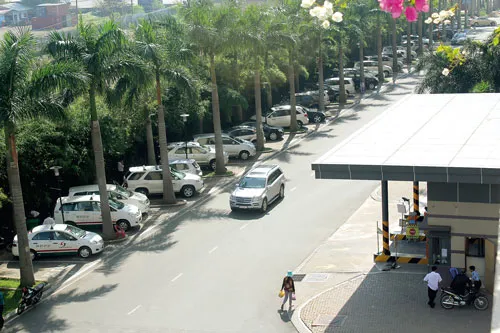 Bãi giữ xe trên vỉa hè khu Saigon Pearl.