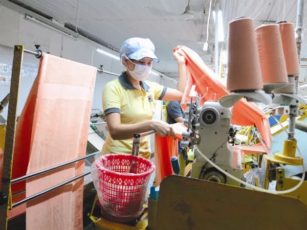 Dù có nhiệm vụ tạo môi trường kinh doanh thông thoáng, bình đẳng cho doanh nghiệp hoạt động, các bộ, ngành lại tìm cách tạo ra rào cản để hạn chế.