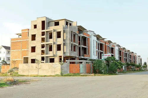 Giá BĐS giảm mạnh trong năm 2012 và quý I-2013 ở những vị trí quy hoạch hạ tầng hoàn chỉnh, nhưng tìm người mua không phải dễ. Ảnh: LONG THANH