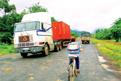 Đường qua khu vực thị trấn Đạm'Ri bị băm nát do nhiều xe đầu kéo siêu trường, siêu trọng đi qua. Ảnh: THANH VY