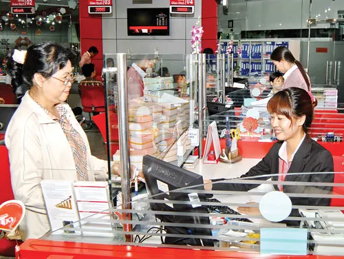 Khách hàng giao dịch tại Techcombank. Ảnh: LONG THANH