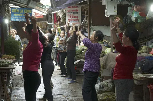 Những người tham gia luyện tập aerobic đủ mọi lứa tuổi từ gần 30 đến ngoài 70 tuổi.