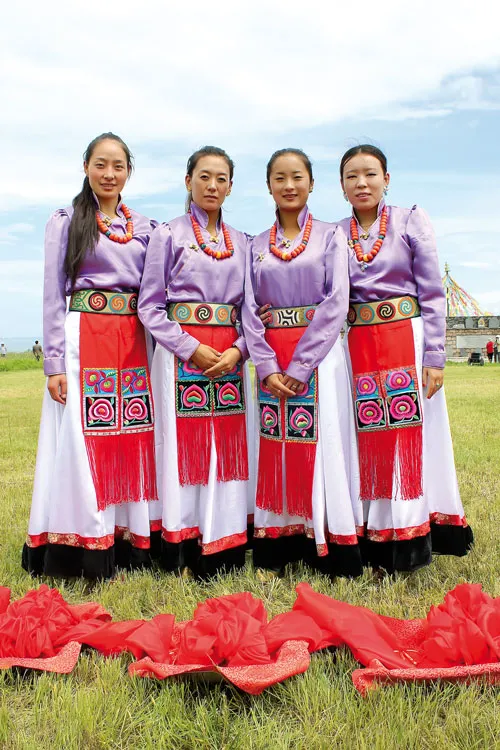 Thiếu nữ Tây Tạng xinh đẹp trong trang phục truyền thống.