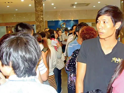 Cảnh hỗn độn khách hàng chờ mua vàng thương hiệu SJC. Ảnh: Lệ CHI Cảnh hỗn độn khách hàng chờ mua vàng thương hiệu SJC. Ảnh: Lệ CHI