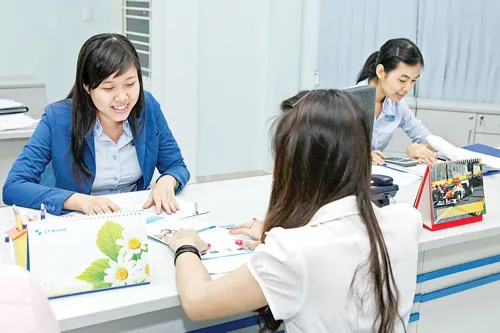 Khách hàng giao dịch tại Eximbank. Ảnh: LONG THANH Khách hàng giao dịch tại Eximbank. Ảnh: LONG THANH