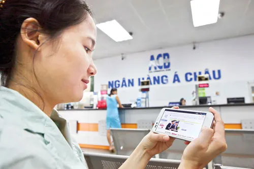 Khách hàng tham khảo các dịch vụ ACB Online. Ảnh: LONG THANH