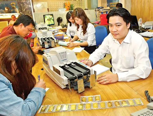 Mua bán vàng miếng tại SJC. Ảnh: LONG THANH